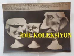 PRENSES DIANA'NIN ORİJİNAL HABER AJANSI BASIM FOTOĞRAFI - NEWS AGENCY PHOTO OF PRINCESS DIANA - 23 x 17 cm EBADINDA - PRENSES DİANA VE PRENS CHARLES'IN KUKLA HEYKELLERİ. - DOLL SCULPTURES OF PRINCESS DIANA AND PRINCE CHARLES.