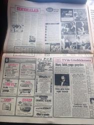Günaydın Gazetesi - Turkish Newspaper - 4 Şubat 1973 - öldürülen konsoloslarımız Mehmet Baydar ve Bahadır Demir'in cenazeleri getirildi Fotoğrafı - 2 şehit konsolosumuzun cenazeleri asker omuzlarında taşındı zincirlikuyu mezarlığında toprağa verildi fotoğraf - İzmir cezaevinde mahkum kızlar çiçek yapıyor fotoğraf - Berker İnanoğlu anlatıyor Behiye Aksoy ile geçen onyedi günlük evliliğim - İstanbul sinema programı - TV'de gördüklerimiz - Adnan Şenses şarkı söylüyor fotoğraf - işkence iddialarının yayını sıkıyönetim tarafından yasaklandı - İstanbul Belediye Başkan Yardımcısı Kadri İlkay öldü - Fatih'in fedaisi Kara Murat yazan Rahmi Muratoğlu sizden Abdullah Turhan - bekleyeceğim oynayanlar Selçuk Ural Perihan Savaş ve Gülay Tema Foto Roman - Zeki Müren Münir Özkul Oya Alasya bebek belediye gazinosunda - Gönül Öner Sevim Çağlayan Ediz Onay Gar gazinosunda - bugün mithatpaşa'da Boluspor ile karşılaşacak olan Beşiktaş bir maçta halkı selamlarken fotoğraf - mithatpaşa'da ölüm kalım savaşı