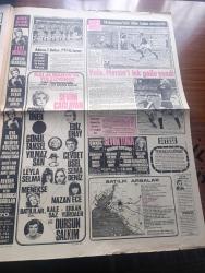 Günaydın Gazetesi - Turkish Newspaper - 4 Şubat 1973 - öldürülen konsoloslarımız Mehmet Baydar ve Bahadır Demir'in cenazeleri getirildi Fotoğrafı - 2 şehit konsolosumuzun cenazeleri asker omuzlarında taşındı zincirlikuyu mezarlığında toprağa verildi fotoğraf - İzmir cezaevinde mahkum kızlar çiçek yapıyor fotoğraf - Berker İnanoğlu anlatıyor Behiye Aksoy ile geçen onyedi günlük evliliğim - İstanbul sinema programı - TV'de gördüklerimiz - Adnan Şenses şarkı söylüyor fotoğraf - işkence iddialarının yayını sıkıyönetim tarafından yasaklandı - İstanbul Belediye Başkan Yardımcısı Kadri İlkay öldü - Fatih'in fedaisi Kara Murat yazan Rahmi Muratoğlu sizden Abdullah Turhan - bekleyeceğim oynayanlar Selçuk Ural Perihan Savaş ve Gülay Tema Foto Roman - Zeki Müren Münir Özkul Oya Alasya bebek belediye gazinosunda - Gönül Öner Sevim Çağlayan Ediz Onay Gar gazinosunda - bugün mithatpaşa'da Boluspor ile karşılaşacak olan Beşiktaş bir maçta halkı selamlarken fotoğraf - mithatpaşa'da ölüm kalım savaşı