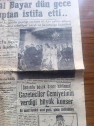 Son Saat Gazetesi - Turkish Newspaper - 8 Şubat 1948 - Bir Amerikan mektubu dolayısıyla yazan Bahadır Dülger - Yunanistan'da idam edilen komünistler - Celal Bayar dün gece gruptan istifa etti fotoğraf - senenin büyük sanat hadisesi gazeteciler cemiyetinin verdiği büyük konser - Gavur Mehmet'in maceraları yalova eşkıyaları yazan Ziya Şakir Yazı Dizisi - Kıbrıs vapur seferleri yapılmasına başlandı - İstanbul belediyesi şehir tiyatrosu dram kısmında Köşebaşı oyunu komedi kısmında büyük cemaat oyunu - eğlence fıkra bilmece - Galatasaray Uşakspor boks rövanş maçı - Galatasaraylı Garbis ve Ankaralı Ali Melek ilk karşılaşmada ringde fotoğraf - milli takım çalışırken röportajı yapan Tevfik Ünsi - Galatasaray 7 Beykozspor 0 - Fenerbahçe Süleymaniye'yi 3-0 mağlup etti - Galatasaraylı Bülent akın kesiyor fotoğraf - Dün akşam teknik üniversitede yapılan güreşleri kazandık - bugünkü maçlar - Beşiktaş Kasımpaşa maçı - İstanbulspor Vefa ile karşılaşıyor - Galatasaraylı boksör Celal Akıncı fotoğraf