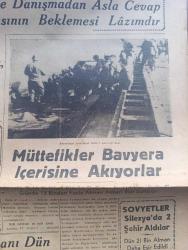 Tan Gazetesi - Turkish Newspaper - 28 Mart 1945 - milli birlik ne demektir yazan M. Zekeriya Sertel Başmakale - Churchill'in barış hakkında demeci - Eisenhover diyor ki barış konuşmalarına girişecek değiliz şartları  ordularımız dikte edecek - Berlin'de halkın isyanına karşı barikatlar kuruldu - Amerikan askerleri Rhin'i geçerken fotoğraf - üstad Halit Ziya Uşaklıgil'i kaybettik fotoğraf - Türkiye Rusya yarı resmi Bulgar gazetesi ne diyor - Dışbakanı Hasan Saka dün parti grubunda izahat verdi - Roosevelt uluslararası ticaret duvarlarının azaltılmasını istedi - Milli şef İsmet İnönü'nün sporculara iltifatları - grip hastalığı azalıyor - Romanya ile ticaret anlaşması nisanda imzalanıyor - üstat Halit Ziya Uşaklıgil nasıl yaşardı - Halit Ziya Uşaklıgil'in kütüphanesi ve yazı masası fotoğraf - büyük romancı Halit Ziya Uşaklıgil torunu Tiraje ile fotoğraf - Martin Eden yazan Jack London çeviren Seniha Mahmut Baler Yazı Dizisi - edebiyatçı aranıyor yazan Ali Rauf Akan - Hitler doğru sözü