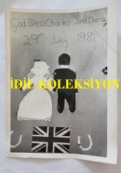 PRENSES DIANA'NIN ORİJİNAL FOTOĞRAFI - ORIGINAL PHOTOGRAPH OF PRINCESS DIANA - 20 x 15 cm EBADINDA - GALLER PRENSİ VE PRENSESİNE DÜĞÜNLERİ VESİLESİYLE VERİLEN HEDİYELER, 5 AĞUSTOS ÇARŞAMBA GÜNÜ ST JAMES SARAYI'NDA SERGİLENDİ... ÇOCUKLARDAN GELEN SEVİMLİ BİR POSTER. 1981... PRENS CHARLES (SOLDAKİ OLDUĞU DÜŞÜNÜLÜYOR) VE LADY DİANA YATAKTA. 17 TEMMUZ 1981. - PRINCE CHARLES WAS CONFRONTED BY A DRAWING OF HIMSELF AND LADY DIANA IN BED TOGETHER WHEN HE OPENED  AN EXHIBITION OF DISABLED PEOPLE'S SKILLS IN NEWCASTLE RECENTLY. BUT IT WAS NO SEXY SCENE DESIGNED TO EMBARRASS HIM...PRESENTS GİVEN TO THE PRİNCE AND PRİNCESS OF WALES ON THE OCCASİON OF THEİR WEDDİNG WENT ON SHOW İN ST JAMES'S PALACE ON WEDNESDAY AUGUST 5... AN ENDEARİNG POSTER FROM CHİLDREN. 1981