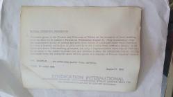 PRENSES DIANA'NIN ORİJİNAL FOTOĞRAFI - ORIGINAL PHOTOGRAPH OF PRINCESS DIANA - 20 x 15 cm EBADINDA - GALLER PRENSİ VE PRENSESİNE DÜĞÜNLERİ VESİLESİYLE VERİLEN HEDİYELER, 5 AĞUSTOS ÇARŞAMBA GÜNÜ ST JAMES SARAYI'NDA SERGİLENDİ... ÇOCUKLARDAN GELEN SEVİMLİ BİR POSTER. 1981... PRENS CHARLES (SOLDAKİ OLDUĞU DÜŞÜNÜLÜYOR) VE LADY DİANA YATAKTA. 17 TEMMUZ 1981. - PRINCE CHARLES WAS CONFRONTED BY A DRAWING OF HIMSELF AND LADY DIANA IN BED TOGETHER WHEN HE OPENED  AN EXHIBITION OF DISABLED PEOPLE'S SKILLS IN NEWCASTLE RECENTLY. BUT IT WAS NO SEXY SCENE DESIGNED TO EMBARRASS HIM...PRESENTS GİVEN TO THE PRİNCE AND PRİNCESS OF WALES ON THE OCCASİON OF THEİR WEDDİNG WENT ON SHOW İN ST JAMES'S PALACE ON WEDNESDAY AUGUST 5... AN ENDEARİNG POSTER FROM CHİLDREN. 1981