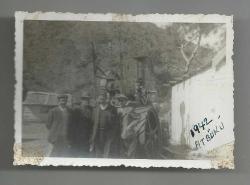 1942 ANTALYA KEMER - ATBÜKÜ / ESKİ TRAKTÖR VE KÖYLÜLER TEMALI KÜÇÜK EBAT FOTOĞRAF...