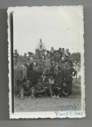 FOTO YUSUF ERBAY / SÜRMENE'DE ATATÜRK BÜSTÜ ÖNÜNDE TALEBELER VE ÖĞRETMENLERİ KÜÇÜK EBAT FOTOĞRAF...