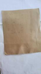 PRENSES DIANA'NIN ORİJİNAL HABER AJANSI BASIM FOTOĞRAFI - NEWS AGENCY PHOTO OF PRINCESS DIANA - 25 x 21 cm EBADINDA - BELFAST'TAKİ DOKUMA ŞİRKETİNDE ÇALIŞAN VE HALİHAZIRDA KRALİYET HATIRASI ÇAY HAVLUSU ÜRETEN DİKİŞÇİLERDEN 19 YAŞINDAKİ LORRAİNE BELL, BU SABAH BURADA ÜRÜNÜN BİR ÖRNEĞİNİ SERGİLİYOR. ŞİRKETİN BAŞKANI, BİR KRALİYET AİLESİ ÜYESİNİN BU HAVLUYU SATIN ALMA İHTİMALİNE 500 STERLİN YATIRIM YAPMIŞTI. - LORRAINE BELL, 19, ONE OF THE STITCHERS AT THE BELFAST WEAVING COMPANY WHICH IS ALREADY PRODUCING A ROYAL SOUVENIER TEA TOWEL DISPLAYS A SAMPLE OF THE PRODUCT HERE THIS MORNING. THE COMPANY'S CHAIRMAN RECENTLY GAMBLED 500 POUND ON THE DESIGN ON THE PROSPECT OF A ROYAL.