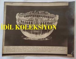 PRENSES DIANA'NIN ORİJİNAL HABER AJANSI BASIM FOTOĞRAFI - NEWS AGENCY PHOTO OF PRINCESS DIANA - 21 x 17 cm EBADINDA - BİRİNCİ LEYDİ NANCY REAGAN'IN PRENS CHARLES VE LEYDİ DİANA SPENCER'A DÜĞÜN HEDİYESİ OLARAK SUNACAĞI 8 X 13 İNÇ BOYUTLARINDAKİ 