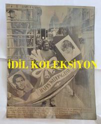 PRENSES DIANA'NIN ORİJİNAL HABER AJANSI BASIM FOTOĞRAFI - NEWS AGENCY PHOTO OF PRINCESS DIANA - 22 x 17 cm EBADINDA - BİR İŞÇİ, CUMARTESİ GÜNÜ LONDRA'DAKİ FLEET STREET'E, PRENS CHARLES VE LADY DİANA SPENCER'IN 29 TEMMUZ'DAKİ KRALİYET DÜĞÜNÜ İÇİN ASILACAK BİR TEBRİK TABELASI HAZIRLIYOR. - A WORKMAN PREPARES A CONGRATULATORY SIGN TO BE HUNG IN FLEET STREET, LONDON, SATURDAY FOR THE 29TH JULY ROYAL WEDDING OF PRINCE CHARLES AND LADY DIANA SPENCER.