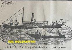 Osmanlıca Karagöz Mizah Dergisi-Gazetesi, Orijinal Dönem Basım, (Ottoman Magazine-Newspaper-Journal Illustré Cara-Gueuz) - 5 Ekim 1908 - Sayı: 18 - Hicri: 9 Ramazan 1326 - Rumi: 22 Eylül 1324 - Zaman Mektebi: Vatan Caddesi'nde: 11 Temmuz: Ahiren İcra Kılınan İmtihanda Millet Nam Efendinin Dürus-ı Mütenevviadan İhraz Eylediği Derecat Ber Vech-i Atidir: Hürriyet:Terfi, Tensikat:İkmal - Karikatür: Mavnacı Nafile Yorulma... Senin Eski Bildiğin Gibi Makine ile Gitmiyor ki Geçebilesin...