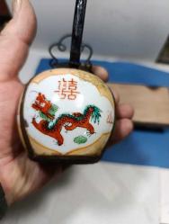 K9----1900'LER ÇİN ÜRETİMİ ANTİKA PİRİNÇ DEKORLU PORSELEN İÇKİ PİPOSU