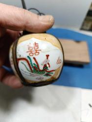 K9----1900'LER ÇİN ÜRETİMİ ANTİKA PİRİNÇ DEKORLU PORSELEN İÇKİ PİPOSU