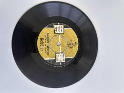 KELOĞLAN RÜŞTÜ ASYALI - KELOĞLAN EVLENİYOR, KELOĞLAN KIZLAR ARASINDA 45 LİK PLAK