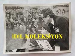 PRENSES DIANA'NIN ORİJİNAL FOTOĞRAFI - ORIGINAL PHOTOGRAPH OF PRINCESS DIANA - 20 x 15 cm EBADINDA - TİPİK BİR KÖY PUBI SAHNESİ. SUSSEX, SLAUGHAM'DAKİ CHEQUERA'DA SAMİMİ VE SICAK BİR ATMOSFER VAR. ANCAK MÜDAVİMLER ARASINDA PRENS CHARLES VE LADY DİANA DA OLDUĞU İÇİN HER ZAMANKİNDEN DAHA KALABALIK. DİCK LEECH, YETENEĞİNİ BU SIRA DIŞI PUB SAHNESİNE UYGULUYOR. 1981 - IT AS A TYPICAL VILLAGE PUB SCENE. A FRIENDLY, WARM ATMOSPHERE AT THE CHEQUERA IN SLAUGHAM, SUSSEX. BUT IT'S MORE CROWDED THAN USUAL BECAUSE IN AMONG THE REGULARS ARE PRINCE CHARLES AND LADY DIANA. DICK LEECH APPLIES HIS SKILL TO THE UNUSUAL PUB SCENE. 1981