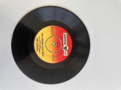 NURİ SESİGÜZEL - YAŞIM ONSEKİZDE GİTTİM ASKERE, BİZİM GÖÇLER ŞU ELLERDE 45 LİK PLAK