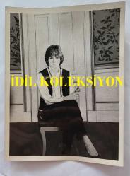 PRENSES DIANA'NIN ORİJİNAL FOTOĞRAFI - ORIGINAL PHOTOGRAPH OF PRINCESS DIANA - 20 x 15 cm EBADINDA - LADY DİANA SPENCER'IN PORTRESİ, 23 TEMMUZ PERŞEMBE GÜNÜ LONDRA'DAKİ ULUSAL GALERİ'DE SERGİLENDİ. 46 YAŞINDAKİ SANATÇI BRYAN ORGAN, LADY DİANA'NIN ALIŞILMADIK DERECEDE RESMİ BİR PORTRESİNİ YAPTI. LADY DİANA, BUCKİNGHAM SARAYI'NDAKİ SARI ÇİZİM ODASI'NDA OTURURKEN, MAVİ BİR PANTOLON TAKIM VE BEYAZ BİR BLUZ GİYİYOR. 1981 - A PORTRAIT OF LADY DIANA SPENCER WAS UNVEILED AT THE NATIONAL GALLERY IN LONDON ON THURSDAY JULY 23. ARTIST BRYAN ORGAN, 46, PAINTED AN UNSUALLY INFORMAL PICTURE OF LADY DIANA. LADY DIANA, SEATED IN THE YELLOW DRAWING ROOM AT BUCKINGHAM PALACE. SHE IS WEARING A BLUE TROUSER SUIT AND WHITE BLOUSE. 1981