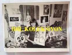 PRENSES DIANA'NIN ORİJİNAL FOTOĞRAFI - ORIGINAL PHOTOGRAPH OF PRINCESS DIANA - 20 x 15 cm EBADINDA - OKUL ÖĞRENCİSİ CAROL BLACKLOCK, HOBİSİ ERKEKLER, MODA KIYAFETLER VEYA POP MÜZİK OLMADIĞI İÇİN DIŞLANMIŞ BİRİDİR; HOBİSİ KRALİYET AİLESİ'DİR. CAROL BLACKLOCK, KRALİYET AİLESİNE AİT FOTOĞRAF KOLEKSİYONUYLA. 1981 - SCHOOLGIRL CAROL BLACKLOCK IS AN OUTCAST BECAUSE HER HOBBY IS NOT BOYS OR TRENDY CLOTHES OR POP MUSIC - IT'S THE ROYAL FAMILY. CAROL BLACKLOCK WITH HER COLLECTION OF ROYAL PICTURES. 1981