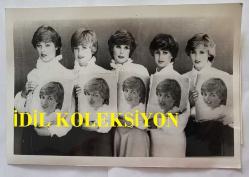 PRENSES DIANA'NIN ORİJİNAL FOTOĞRAFI - ORIGINAL PHOTOGRAPH OF PRINCESS DIANA - 20 x 14 cm EBADINDA - PRENS CHARLES, BUGÜN (31 MART) YENİ ZELANDA TURUNA BAŞLARKEN BİRKAÇ TANIDIK YÜZLE KARŞILAŞABİLİR. ÇÜNKÜ NEREYE GİDERSE GİTSİN, ONA ÖPÜCÜK MESAFESİNE KADAR YAKLAŞMAYI UMAN BİR 