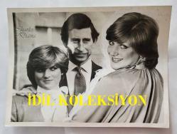 PRENSES DIANA'NIN ORİJİNAL FOTOĞRAFI - ORIGINAL PHOTOGRAPH OF PRINCESS DIANA - 20 x 15 cm EBADINDA - PRENSES DİANA'YA EN ÇOK BENZEYEN KADIN YARIŞMASINDA BİRİNCİ OLAN SUSAN WHİTEHEND. 1981 - SUSAN WHITEHEND, THE WINNER OF THE CONTEST TO FIND THE WOMAN WHO MOST RESEMBLED PRINCESS DIANA. 1981