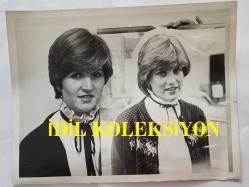 PRENSES DIANA'NIN ORİJİNAL FOTOĞRAFI - ORIGINAL PHOTOGRAPH OF PRINCESS DIANA - 20 x 15 cm EBADINDA - PRENSES DİANA'YA BENZERLİĞİYLE DİKKAT ÇEKEN LYN HOOPER. 1981 - LYN HOOPER, WHO ATTRACTED ATTENTION FOR HER RESEMBLANCE TO PRINCESS DIANA. 1981