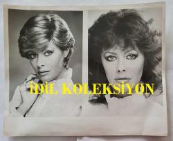 PRENSES DIANA'NIN ORİJİNAL FOTOĞRAFI - ORIGINAL PHOTOGRAPH OF PRINCESS DIANA - 25 x 20,5 cm EBADINDA - OLMASI GEREKİYORDU. FIRFIRLI BLUZLAR VE DİZ ALTI PANTOLONLAR MODASINI BAŞLATTI VE TAM GECE ELBİSESİ GÖRÜNÜMÜNE MÜTHİŞ BİR İVME KAZANDIRDI. ŞİMDİ LADY DİANA SPENCER PERUKLARI, TANESİ 30 STERLİNE SATILARAK BÜYÜK KARLAR GETİRECEK GİBİ GÖRÜNÜYOR. TELEVİZYONUN GÖZ ALICI YILDIZI VİCKİ MİCHELLE, 