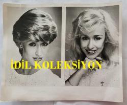 PRENSES DIANA'NIN ORİJİNAL FOTOĞRAFI - ORIGINAL PHOTOGRAPH OF PRINCESS DIANA - 25 x 20,5 cm EBADINDA - OLMASI GEREKİYORDU. OLMASI GEREKİYORDU. FIRFIRLI BLUZLAR VE DİZ ALTI PANTOLONLAR MODASINI BAŞLATTI VE TAM GECE ELBİSESİ GÖRÜNÜMÜNE MÜTHİŞ BİR İVME KAZANDIRDI. ŞİMDİ LADY DİANA SPENCER PERUKLARININ TANESİ 30 STERLİNE SATILARAK BÜYÜK KARLAR YAPMASI BEKLENİYOR. POP ŞARKICISI THEREZE BAZAR, LADY DİANA PERUĞUNU TAKMAK İÇİN KAFASININ ÇOK KÜÇÜK OLDUĞUNU DÜŞÜNMÜŞTÜ. 1981 - IT HAD TO HAPPEN. SHE STARTED THE CRAZE FOR RUFFLED BLOUSES AND KNICKERBOCKERS, AND GAVE A TERRIFIC BOOST TO THE FULL EVENING GOWN LOOK. NOW LADY DIANA SPENCER WIGS ARE SET TO MAKE A KILLING, AT 30 POUND A TIME. POP SINGER THEREZE BAZAR THOUGHT HER HEAD WAS TOO SMALL TO WEAR THE LADY DIANA WIG. 1981