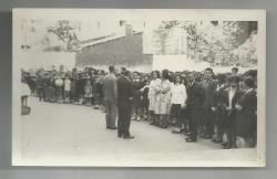 FOTO ŞENEL / OKUL BAHÇESİNDE TOPLANMIŞ KÜÇÜK BÜYÜK TALEBELER VE ÖĞRETMENLER FOTOĞRAFI...