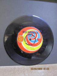 NEŞE KARABÖCEK ATSAN ATILMAZ SATSAN SATILMAZ / KOCA DÜNYA 45 DEVİR PLAK