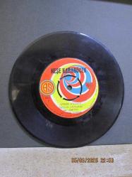 NEŞE KARABÖCEK ATSAN ATILMAZ SATSAN SATILMAZ / KOCA DÜNYA 45 DEVİR PLAK