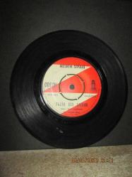 NESRİN SİPAHİ İZMİRLİM / FAKİR BİR ŞAİRİM 45 DEVİR PLAK