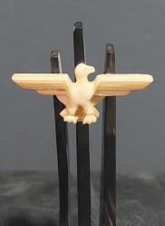 Avrupa, Kartal Temalı Heykel (Minyatür). Kartal, İnce Detaylı Kanat ve Kuyruk Tüyleriyle (Kaideside Dahil) Kemikten El İşçiliğiyle Üretilmiş, Muhteşem ve Eşsiz Bir Eserdir. Sanatçı İmzalı. 1915-1942'ler. Nadir.