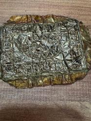 Koleksiyonluk El İşçiliği Metal Tılsım / Bereket Levhası Üzerinde Mührü Süleyman sembolü ve çeşitli koruyucu duaların/vefklerin bulunduğu, pirinç/bakır üzerine kabartma işçilikli antika görünümlü metal levha.