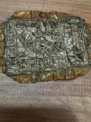 Koleksiyonluk El İşçiliği Metal Tılsım / Bereket Levhası Üzerinde Mührü Süleyman sembolü ve çeşitli koruyucu duaların/vefklerin bulunduğu, pirinç/bakır üzerine kabartma işçilikli antika görünümlü metal levha.