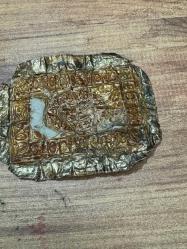 Koleksiyonluk El İşçiliği Metal Tılsım / Bereket Levhası Üzerinde Mührü Süleyman sembolü ve çeşitli koruyucu duaların/vefklerin bulunduğu, pirinç/bakır üzerine kabartma işçilikli antika görünümlü metal levha.