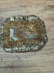 Koleksiyonluk El İşçiliği Metal Tılsım / Bereket Levhası Üzerinde Mührü Süleyman sembolü ve çeşitli koruyucu duaların/vefklerin bulunduğu, pirinç/bakır üzerine kabartma işçilikli antika görünümlü metal levha.