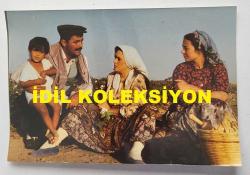 KADİR İNANIR'IN ORİJİNAL FOTOĞRAFI - 15 x 10 cm EBADINDA - KADİR İNANIR ''ESKİCİ ve OĞULLARI (1990)'' ADLI FİLM ÇEKİMİ SIRASINDA ŞEHNAZ DİLAN ve FİLİZ TAÇBAŞ İLE AYNI KAREDEYKEN ÇEKİLMİŞ BİR FOTOĞRAF