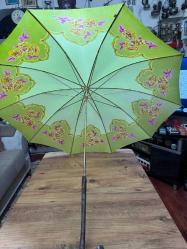 Nostaljik Tasarım Vintage Şemsiye - Tertemiz Göz alıcı fıstık yeşili rengi ve zarif gül desenleriyle koleksiyonluk bir parça. Hem günlük kullanım hem de dekoratif amaçlı harika bir aksesuar.