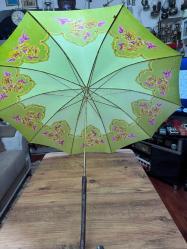 Nostaljik Tasarım Vintage Şemsiye - Tertemiz Göz alıcı fıstık yeşili rengi ve zarif gül desenleriyle koleksiyonluk bir parça. Hem günlük kullanım hem de dekoratif amaçlı harika bir aksesuar.