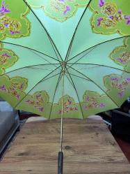 Nostaljik Tasarım Vintage Şemsiye - Tertemiz Göz alıcı fıstık yeşili rengi ve zarif gül desenleriyle koleksiyonluk bir parça. Hem günlük kullanım hem de dekoratif amaçlı harika bir aksesuar.