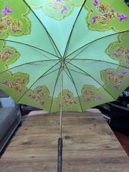 Nostaljik Tasarım Vintage Şemsiye - Tertemiz Göz alıcı fıstık yeşili rengi ve zarif gül desenleriyle koleksiyonluk bir parça. Hem günlük kullanım hem de dekoratif amaçlı harika bir aksesuar.
