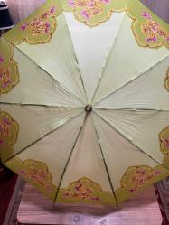 Nostaljik Tasarım Vintage Şemsiye - Tertemiz Göz alıcı fıstık yeşili rengi ve zarif gül desenleriyle koleksiyonluk bir parça. Hem günlük kullanım hem de dekoratif amaçlı harika bir aksesuar.