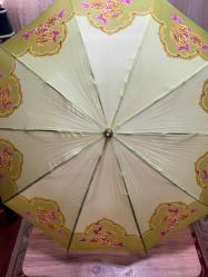 Nostaljik Tasarım Vintage Şemsiye - Tertemiz Göz alıcı fıstık yeşili rengi ve zarif gül desenleriyle koleksiyonluk bir parça. Hem günlük kullanım hem de dekoratif amaçlı harika bir aksesuar.