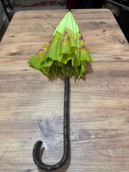 Nostaljik Tasarım Vintage Şemsiye - Tertemiz Göz alıcı fıstık yeşili rengi ve zarif gül desenleriyle koleksiyonluk bir parça. Hem günlük kullanım hem de dekoratif amaçlı harika bir aksesuar.