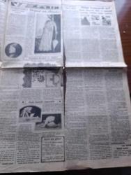 Cumhuriyet Gazetesi - Turkish Newspaper - 31 Temmuz 1932 - buğday müstahsili köylüye düşen vazife yazan Yunus Nadi - Almanya'da Rayiştag intihabı bugün yapılıyor - Hitler Almanya'yı dört dönerek nutuklar söylüyor fotoğraf - Amerika'da hocalık yapan bir Türk kızı Muhittin Hanım fotoğraf - maruf şehir mütehassısı Pr. Agach da İstanbul'un planını yapmaya talip oldu - Gazi köprüsü ihalesi - Gazi mükafatına şimdiye kadar talip olanlardan Şeref Bey ve Abdullah Cevdet bey fotoğraf - gizli harp Alman ve Fransız casusları arasında muharriri binbaşı Ladoux Yazı Dizisi - tarihten sonraki devrin ilk büyük Türk kahramanı Mete kimdir - Bir tereddütün romanı yazan Peyami Safa Yazı Dizisi - Büyük Gazimiz Mustafa Kemal İzmir halkına teşekkür etti - Mussolini bütün valileri değiştirdi - İki Macar komünisti asıldı - tayyareciliğin ilk kahramanlarından Santos Dumont öldü - fındıklarımız aleyhinde Avrupa'da şedit propaganda yapılıyor - Almanya'da bütün dünyanın alaka ile beklediği seçim Hitler kazanacak mı