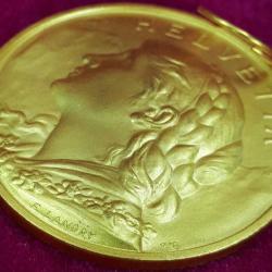 VINTAGE F.LANDRY İMZALI HELVETIA PAUL KRAMER NEUCHATEL KABARTMA GENÇ KIZ PORTRE GÖRSELLİ ALTIN YALDIZ KAPLAMA İSVİÇRE MADALYA