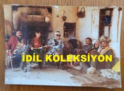 KADİR İNANIR'IN ORİJİNAL FOTOĞRAFI - 13 x 19 cm EBADINDA - KADİR İNANIR ''YILANLARIN ÖCÜ (1985)'' ADLI FİLM ÇEKİMLERİNDE FATMA GİRİK, İHSAN YÜCE, SAVAŞ YURTTAŞ ve SERPİL ÇAKMAKLI'YLA AYNI KAREDEYKEN ÇEKİLMİŞ BİR FOTOĞRAF