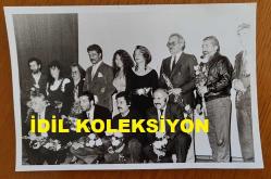 KADİR İNANIR'IN ORİJİNAL FOTOĞRAFI - 18 x 12 cm EBADINDA - KADİR İNANIR ''ESKİCİ ve OĞULLARI (1990)'' ADLI FİLMİN KADROSUNDAN FİKRET HAKAN, ŞEHNAZ DİLAN, FİLİZ TAÇBAŞ, YAŞAR GÜNER, LEVENT İNANIR ve MENDERES SAMANCILAR İLE TOPLUCA POZ VERİRKEN ÇEKİLMİŞ BİR KARE