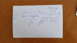 KADİR İNANIR'IN ORİJİNAL FOTOĞRAFI - 18 x 12 cm EBADINDA - KADİR İNANIR ''ESKİCİ ve OĞULLARI (1990)'' ADLI FİLMİN KADROSUNDAN FİKRET HAKAN, ŞEHNAZ DİLAN, FİLİZ TAÇBAŞ, YAŞAR GÜNER, LEVENT İNANIR ve MENDERES SAMANCILAR İLE TOPLUCA POZ VERİRKEN ÇEKİLMİŞ BİR KARE