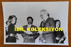 KADİR İNANIR'IN ORİJİNAL FOTOĞRAFI - 18 x 12 cm EBADINDA - KADİR İNANIR ''ESKİCİ ve OĞULLARI (1990)'' ADLI FİLMİN KUTLAMA GECESİNDE FİKRET HAKAN'LA AYNI KAREDE