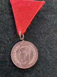 Mustafa Kemal Atatürk portresi ve defne dalları ile süslenmiş hatıra madalyonu.  Bu madalyon, 1954 yılında Doğubank'ın açılışı anısına Darphane tarafından basılmıştır.   A.830, Gümüş (5,46 gr/22 mm)