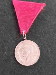 Mustafa Kemal Atatürk portresi ve defne dalları ile süslenmiş hatıra madalyonu.  Bu madalyon, 1954 yılında Doğubank'ın açılışı anısına Darphane tarafından basılmıştır.   A.830, Gümüş (5,46 gr/22 mm)